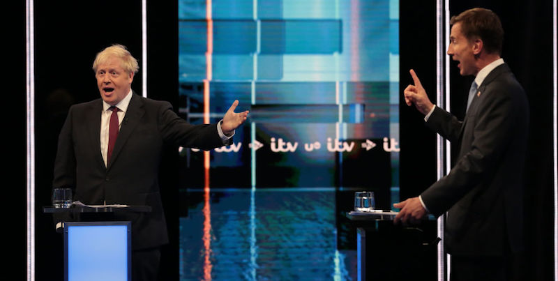 Boris Johnson e Jeremy Hunt durante il dibattito di martedì sera su ITV (Matt Frost/ITV via Getty Images)