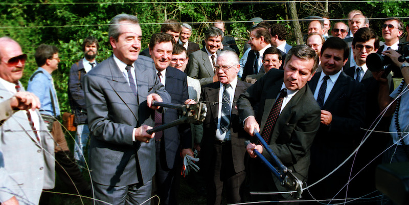 I ministri degli Esteri di Austria e Ungheria, Alois Mock e Gyula Horn, tagliano il filo spinato sul confine tra i due paesi, il 27 giugno 1989 (AP Photo/Bernhard J. Holzner)