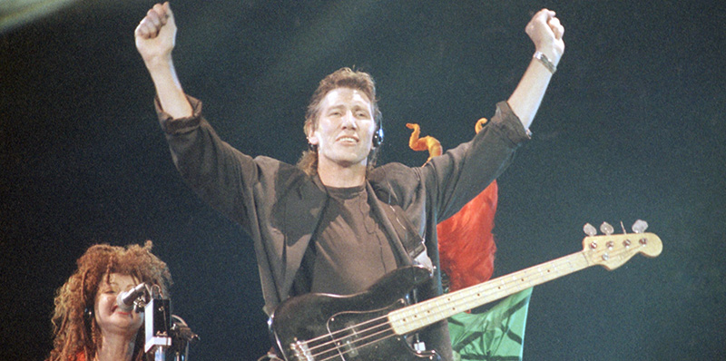 Roger Waters sul palco del concerto del 22 luglio 1990; alle sue spalle c'è Cindy Lauper (AP Photo/Hansjoerg Krauss)