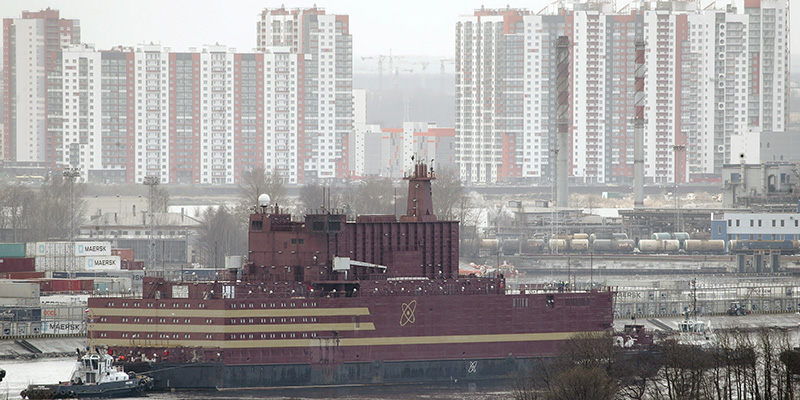 La Akademik Lomonosov durante il trasporto da San Pietroburgo a Murmansk, 28 aprile 2018 (AP Photo/Dmitri Lovetsky)