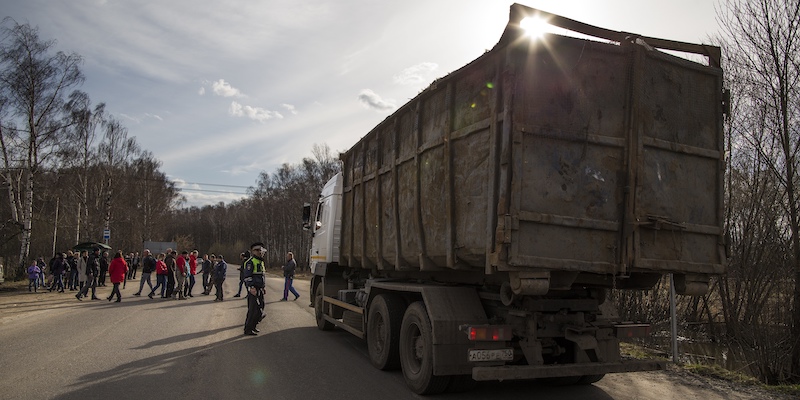 Alcuni abitanti di Kolomna, una città a 100 chilometri a sud di Mosca, bloccano un camion diretto alla discarica locale per protesta contro la gestione dei rifiuti, 20 aprile 2018 (AP Photo/Alexander Zemlianichenko)