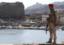 I ribelli houthi hanno lanciato un missile su una parata militare ad Aden, in Yemen: ci sono almeno 40 morti