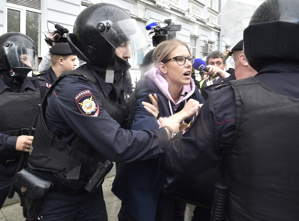 Lyubov Sobol durante il suo arresto (AP Photo/Dmitry Serebryakov)