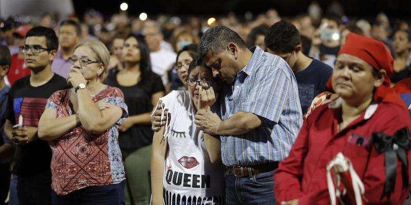 La veglia per i morti nella sparatoria di massa a El Paso, 4 agosto, Stati Uniti (AP Photo/John Locher)