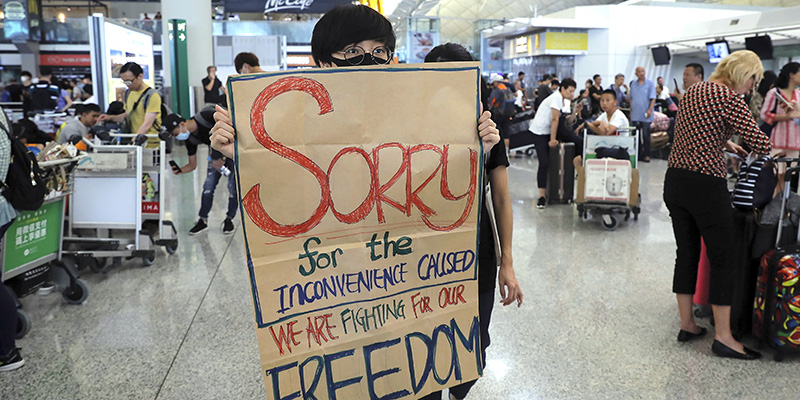 Un momento delle proteste all'aeroporto di Hong Kong, 13 agosto 2019 (AP Photo/Kin Cheung)