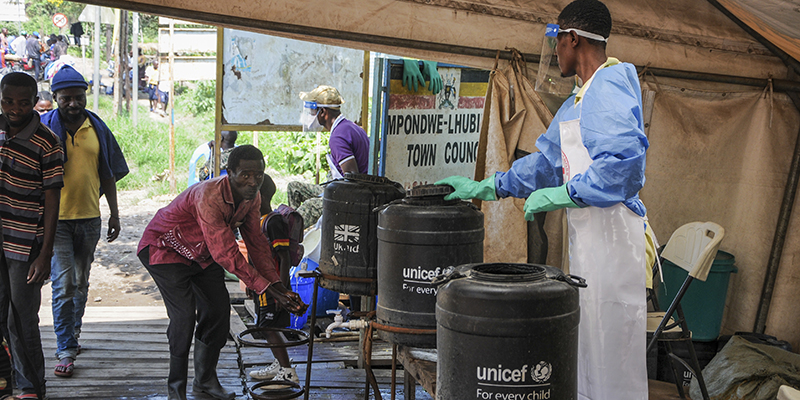 Un checkpoint sanitario per individuare possibili casi di contagio da ebola a una frontiera tra Repubblica Democratica del Congo e Uganda, 14 giugno 2019 (AP Photo/Ronald Kabuubi, File)