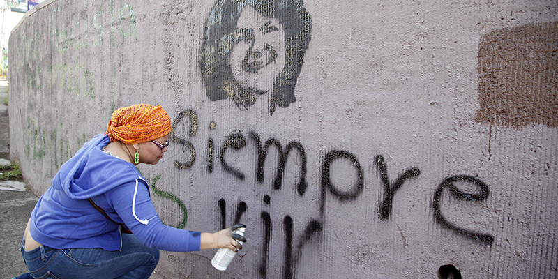 Un murale per Berta Cáceres, attivista ambientalista honduregna uccisa nel 2016, Tegucigalpa, 8 marzo 2016 (AP Photo/Fernando Antonio)