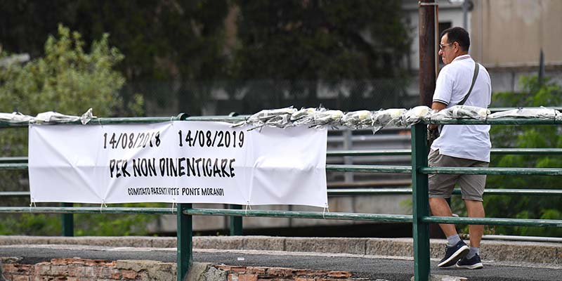 Uno striscione del "Comitato parenti delle vittime ponte Morandi" con 43 rose bianche, Genova, 13 agosto 2019
(ANSA/LUCA ZENNARO)