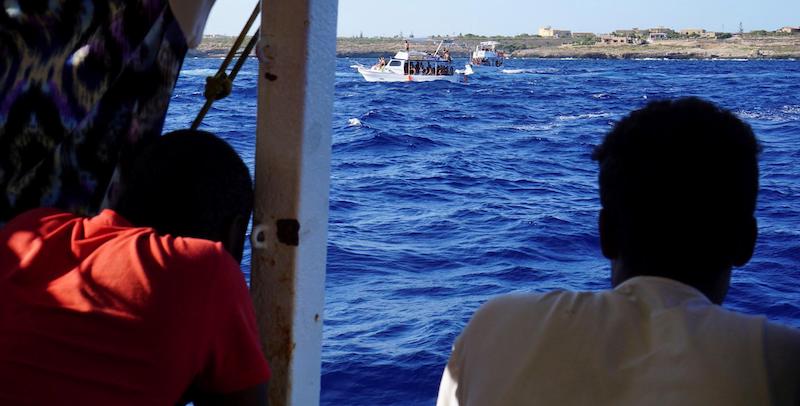 Alcuni migranti a bordo dell Open Arms (EPA/Francisco Gentico)