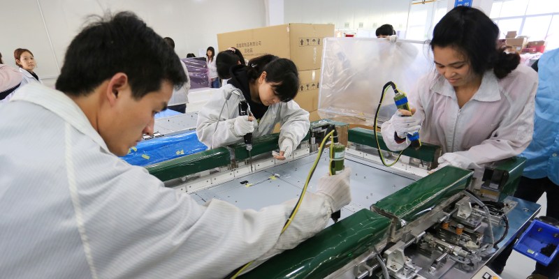 Lavoratori nello stabilimento Foxconn di Hengyang, in Cina (Imaginechina via AP Images)