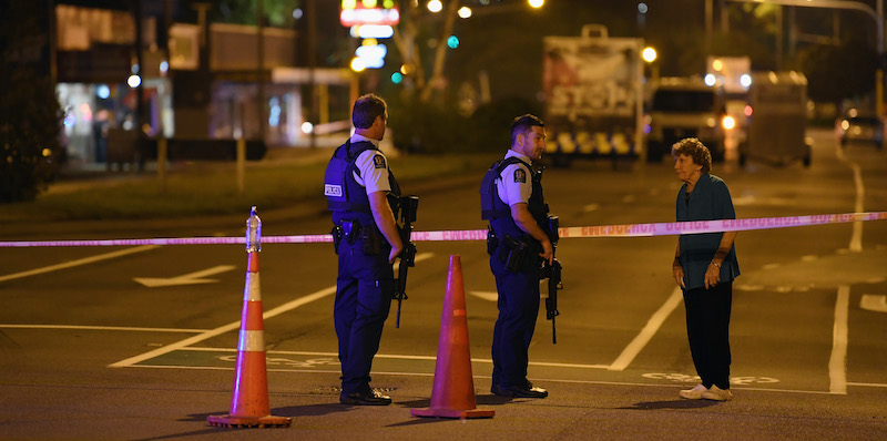 Poliziotti dopo l'attentato dello scorso marzo a Christchurch, in Nuova Zelanda, in cui sono morte 51 persone (Kai Schwoerer/Getty Images)