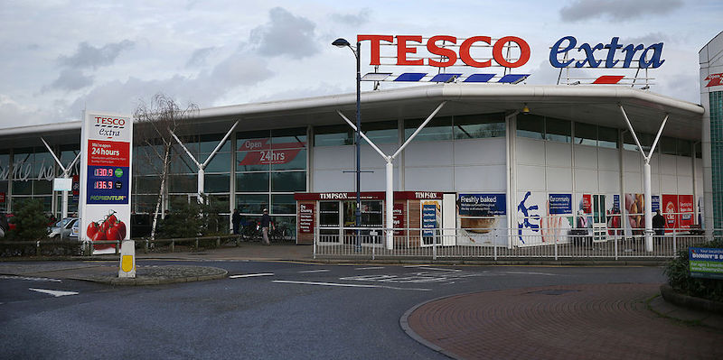Tesco, la più grande catena di supermercati nel Regno Unito, taglierà 4.500 posti di lavoro