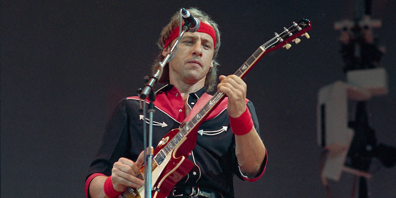 Mark Knopfler durante il Live Aid, il 13 luglio 1985 (AP Photo)