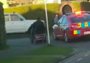 La grande fuga dalla polizia di un uomo sulla sua carrozzina elettrica per anziani