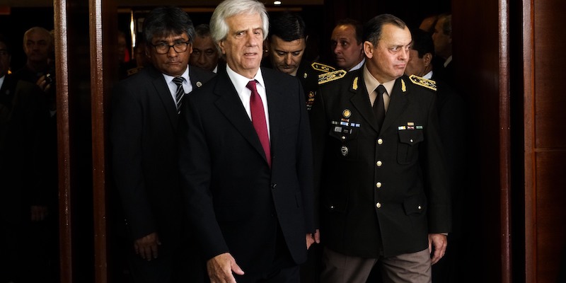 Il presidente dell'Uruguay Tabaré Vázquez, al centro, l'8 aprile 2019 (AP Photo/Matilde Campodonico)