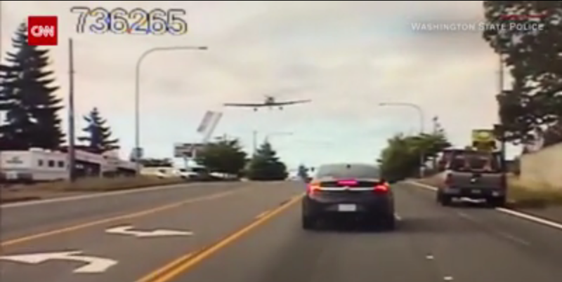 Il video di un aereo che atterra su una strada trafficata (fermando a un semaforo rosso, anche)