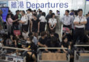 I voli in partenza dall'aeroporto di Hong Kong sono stati sospesi nuovamente a causa delle proteste