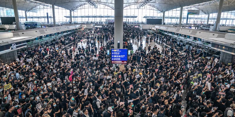 Manifestanti nella zona delle partenze dell'aeroporto internazionale di Hong Kong, il 12 agosto 2019 (Anthony Kwan/Getty Images)