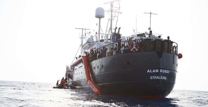 Il presidente della ong Sea Eye ha detto che l’equipaggio della nave Alan Kurdi è stato minacciato con le armi dalla Guardia costiera libica