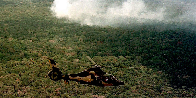 Un elicottero da guerra brasiliano sorvola la foresta amazzonica (AP Photo/Jose Paulo Lacerda-AE)