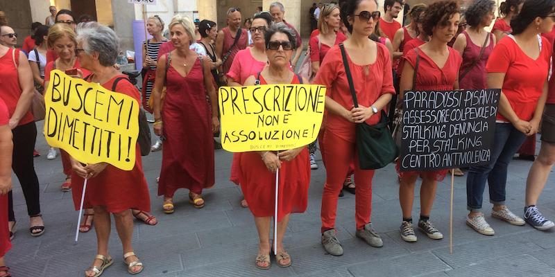 Presidio di protesta contro la nomina di Andrea Buscemi promosso dalla Casa della donna all'esterno del palazzo comunale di Pisa, il 31 luglio 2018 (ANSA/Gabriele Masiero)