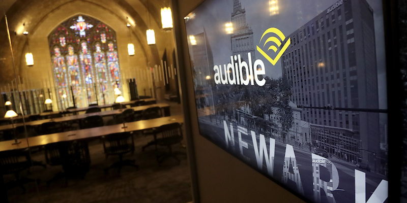 Il logo di Audible su uno schermo nella sala conferenze nella sede dell'azienda a Newark, in New Jersey: gli uffici si trovano in una vecchia chiesa (AP Photo/Julio Cortez)