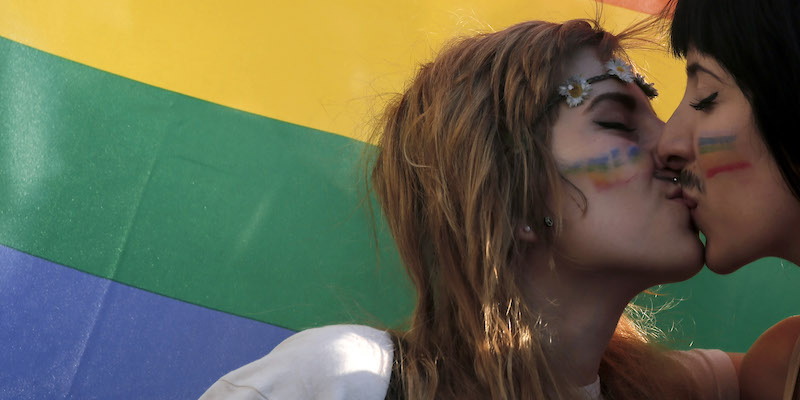 Due giovani donne si baciano durante il Pride di Atene del 14 giugno 2014 (AP Photo/Petros Giannakouris, File)