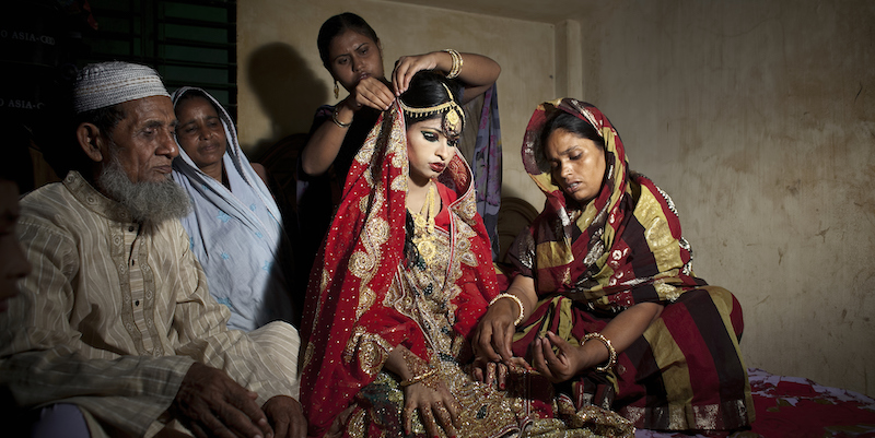 Una ragazza di 15 anni prima del suo matrimonio combinato con un uomo di 32 anni, in Bangladesh (Allison Joyce/Getty Images)