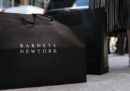 La catena di grandi magazzini di lusso Barneys New York venderà le sue azioni a una società di moda e a una banca di investimenti