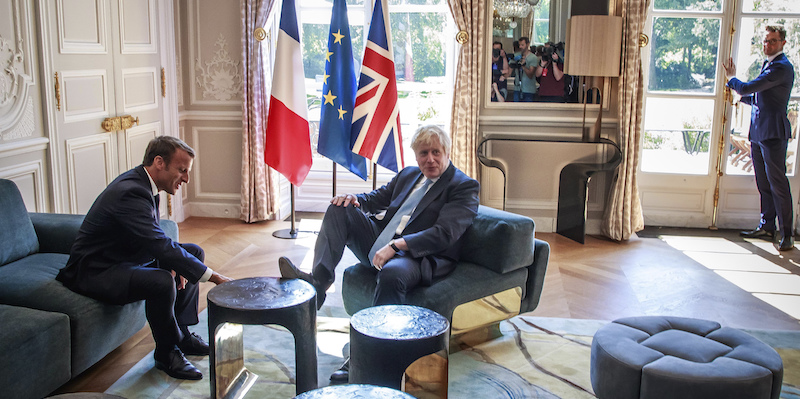 Boris Johnson si è messo molto comodo all’Eliseo (ma solo per un attimo)