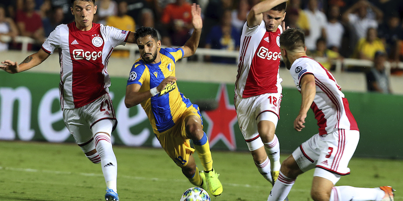 Musa Suleiman dell'APOEL Nicosia circondato da giocatori dell'Ajax nell'andata dei playoff di Champions League (AP Photo/Philippos Christou)