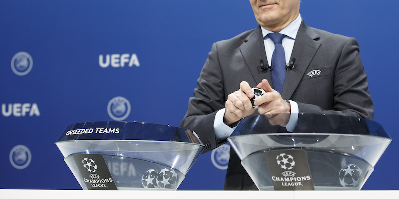 Il vice segretario generale della UEFA durante i sorteggi dei turni preliminari (Salvatore Di Nolfi/Keystone via AP)