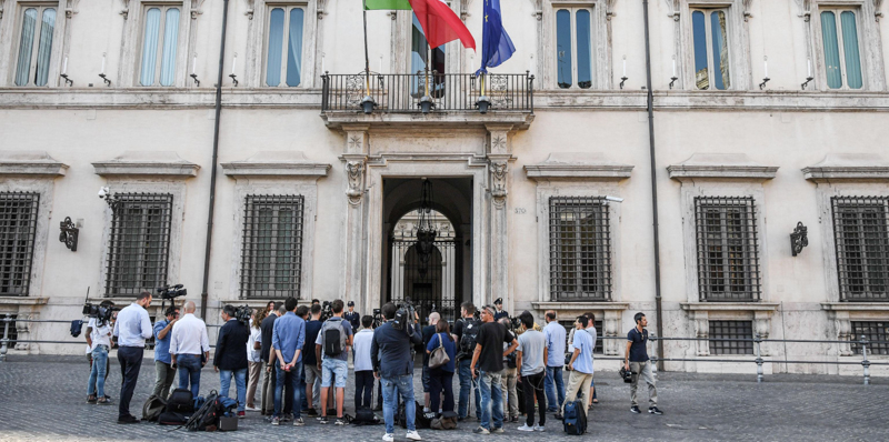 I giornalisti davanti a Palazzo Chigi . (ANSA/ALESSANDRO DI MEO)