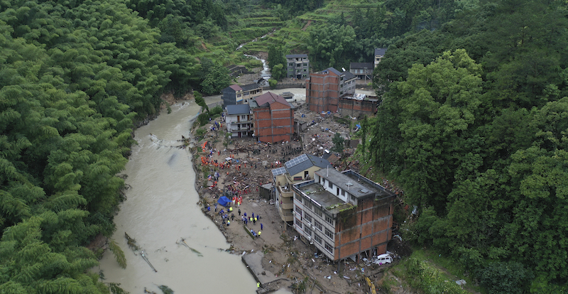 Soccorritori cercano i dispersi nel luogo della frana causata dal tifone Lekima, nella periferia di Wenzhou, in Cina (Chinatopix Via AP)