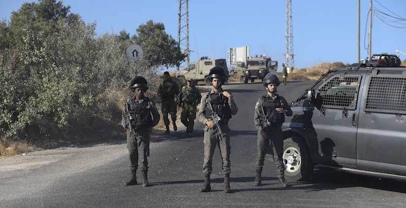 Soldati israeliani in Cisgiordania, vicino a dove è stato trovato il corpo del soldato ucciso (AP Photo/Mahmoud Illean)