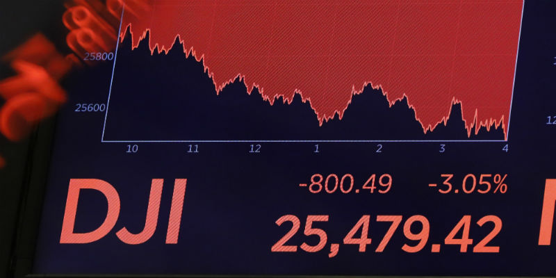 Il calo dell'indice Dow Jones il 14 agosto in seguito ai timori per una nuova recessione globale (AP Photo/Richard Drew)