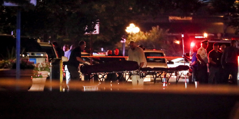 Il posto della sparatoria a Dayton (AP Photo/John Minchillo)