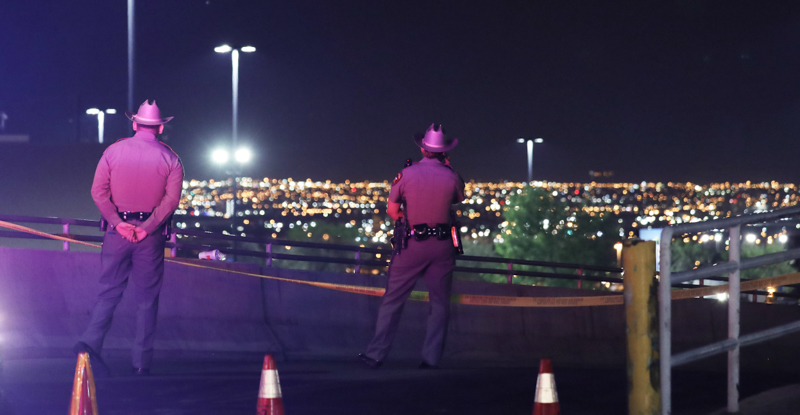 Agenti di polizia fuori dal supermercato di El Paso dove è avvenuta la sparatoria. (Mario Tama/Getty Images)