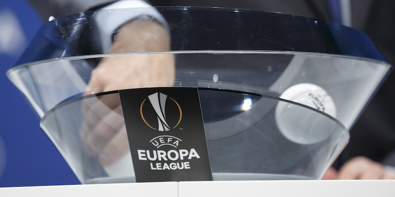 Il vice segretario generale della UEFA durante i sorteggi dei turni preliminari (Salvatore Di Nolfi/Keystone via AP)