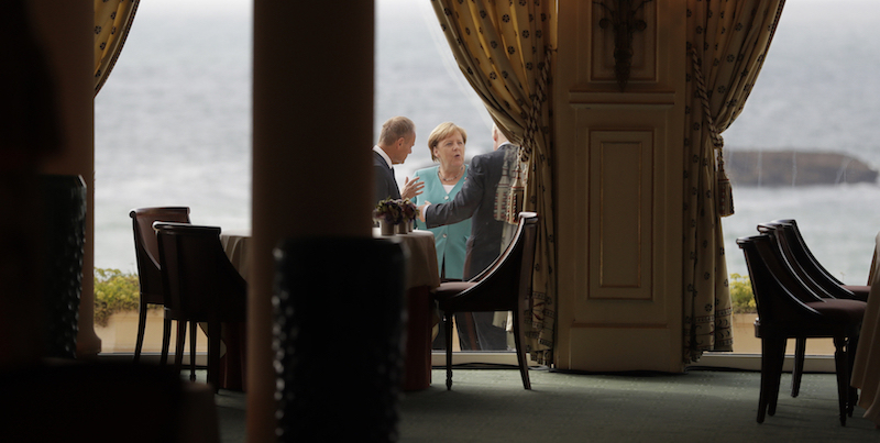 Angela Merkel parla con il presidente del Consiglio europeo Donald Tusk e con il primo ministro britannico Boris Johnson (AP Photo/Markus Schreiber, Pool)