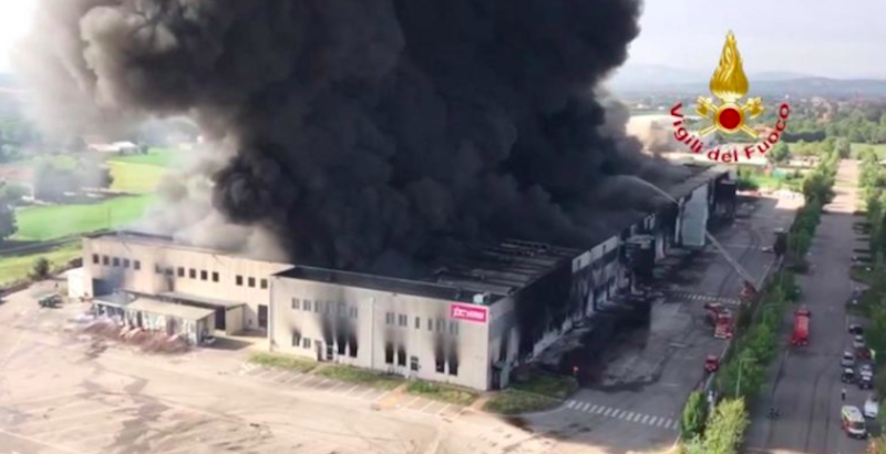L’incendio nel magazzino di logistica della Lotras a Faenza, 9 agosto 2019
(ANSA/US VIGILI DEL FUOCO)