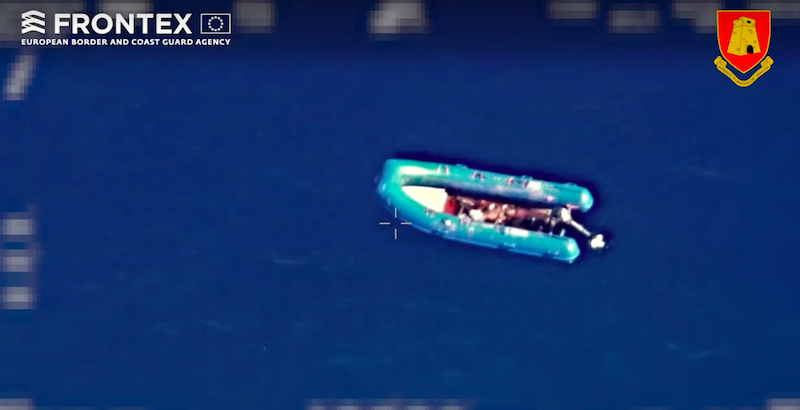 Il gommone alla deriva ripreso da un elicottero di Frontex