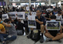 È iniziata una manifestazione non autorizzata all'aeroporto di Hong Kong