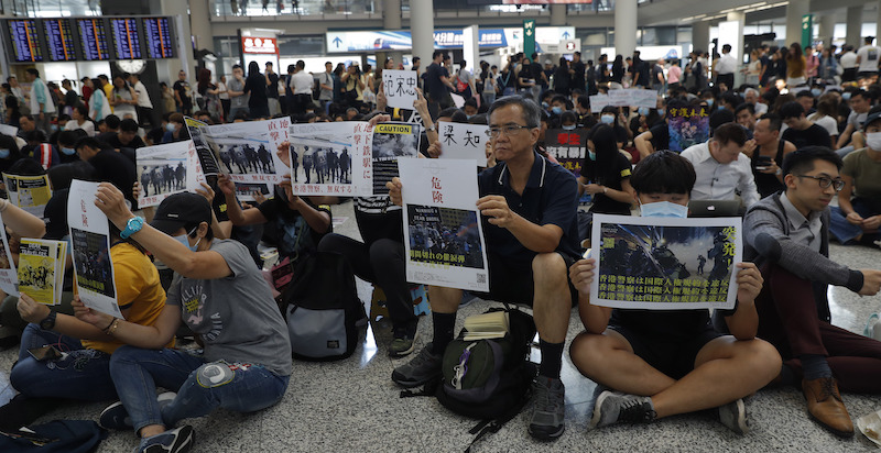 I manifestanti all'aeroporto di Hong Kong (AP Photo/Vincent Thian)