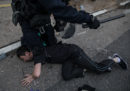 La polizia di Hong Kong ha arrestato 29 persone dopo gli scontri di sabato