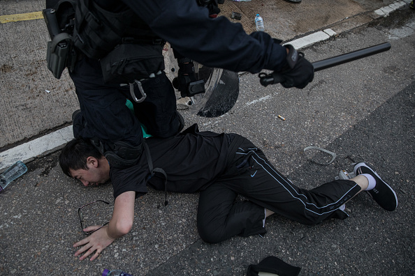 La polizia di Hong Kong ha arrestato 29 persone dopo gli scontri di sabato
