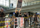 Anche oggi è in corso una manifestazione all'aeroporto di Hong Kong, ma i voli sono ripresi