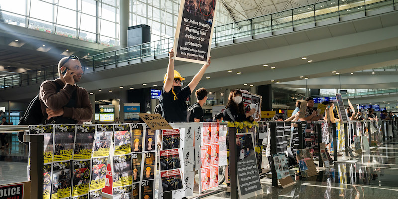 Manifestanti all'aeroporto di Hong Kong, il 13 agosto 2019 (Billy H.C. Kwok/Getty Images)