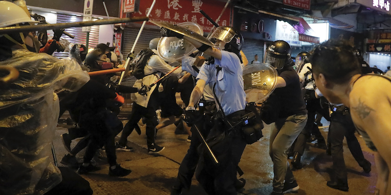 Scontro tra poliziotti e manifestanti a Hong Kong, il 25 agosto 2019 (AP Photo/Kin Cheung)