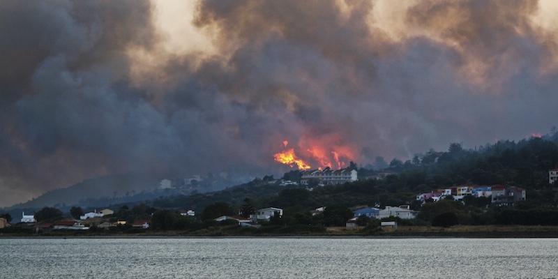 Un incendio in un bosco vicino a Pythagoreio, nell'est di Samo, in Grecia, il 24 agosto 2019 (AP Photo/Michael Svarnias)